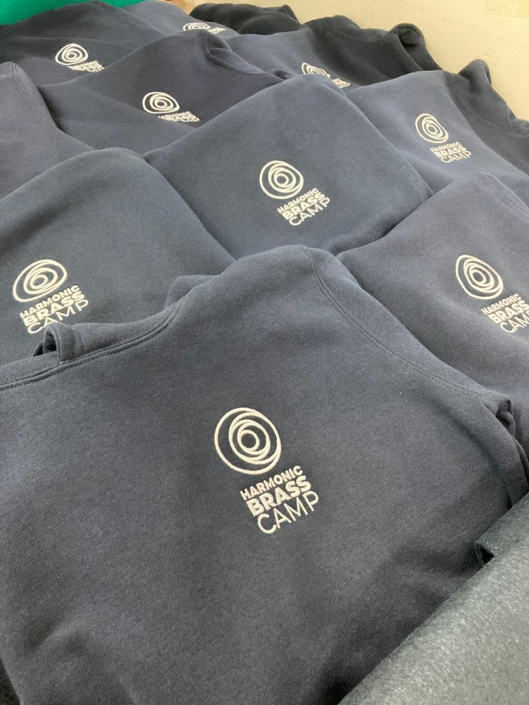 Harmonic Brass Camp Hoodies als Serienauftrag