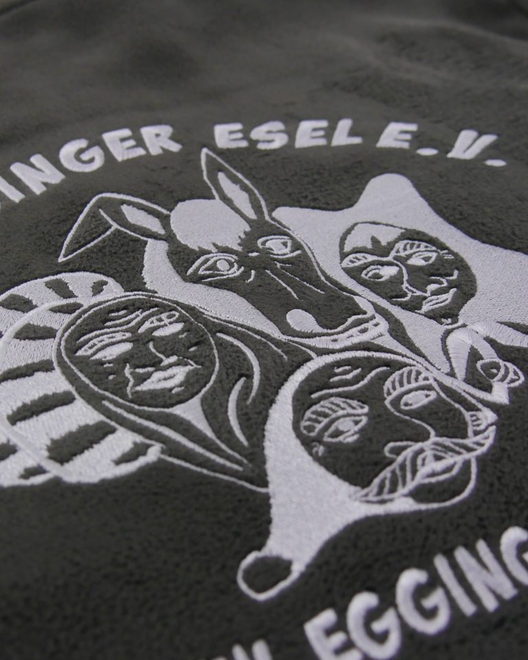 Stickmaschine bei der Textilveredelung