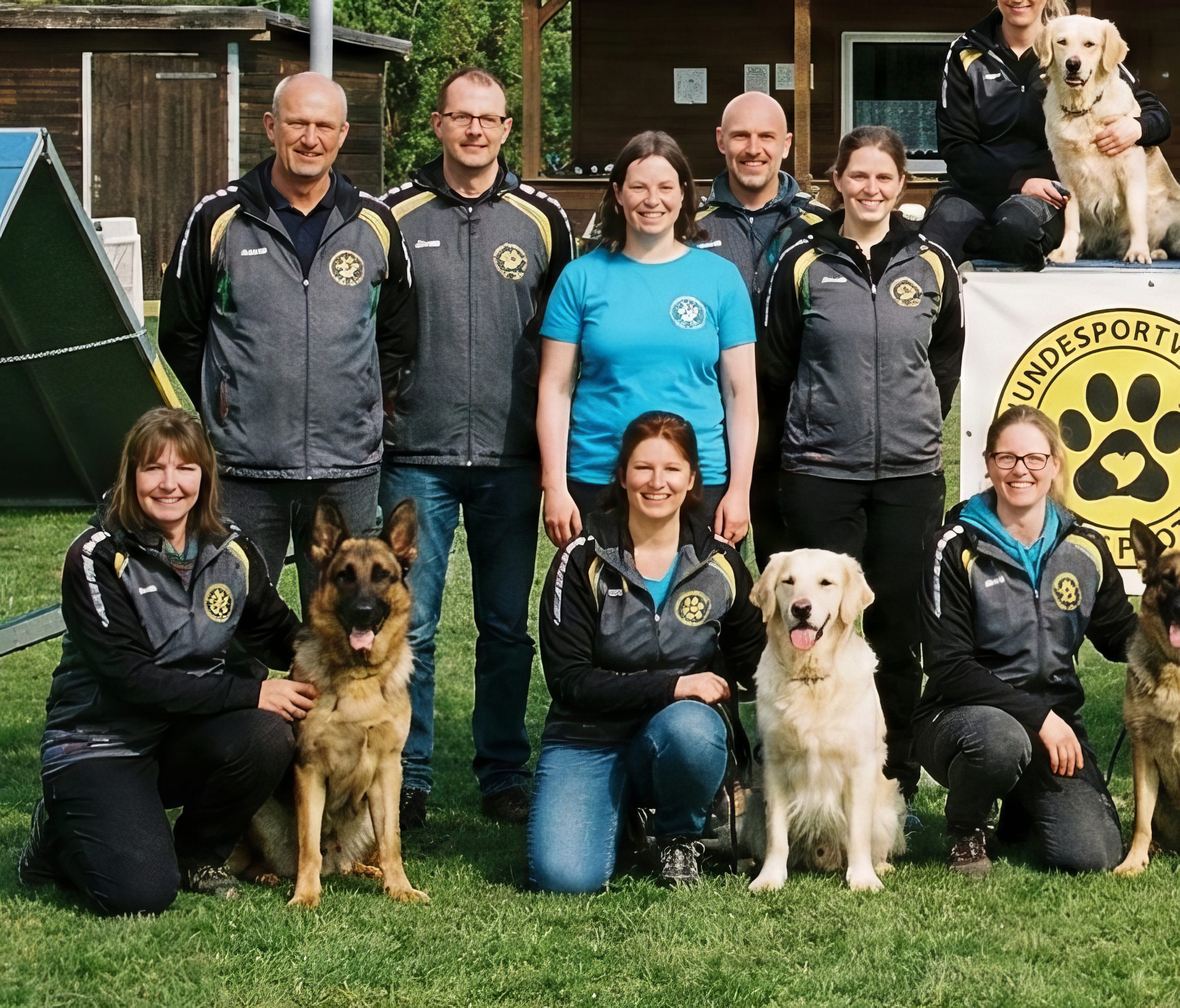 Gruppe in hochwertiger Vereinskleidung