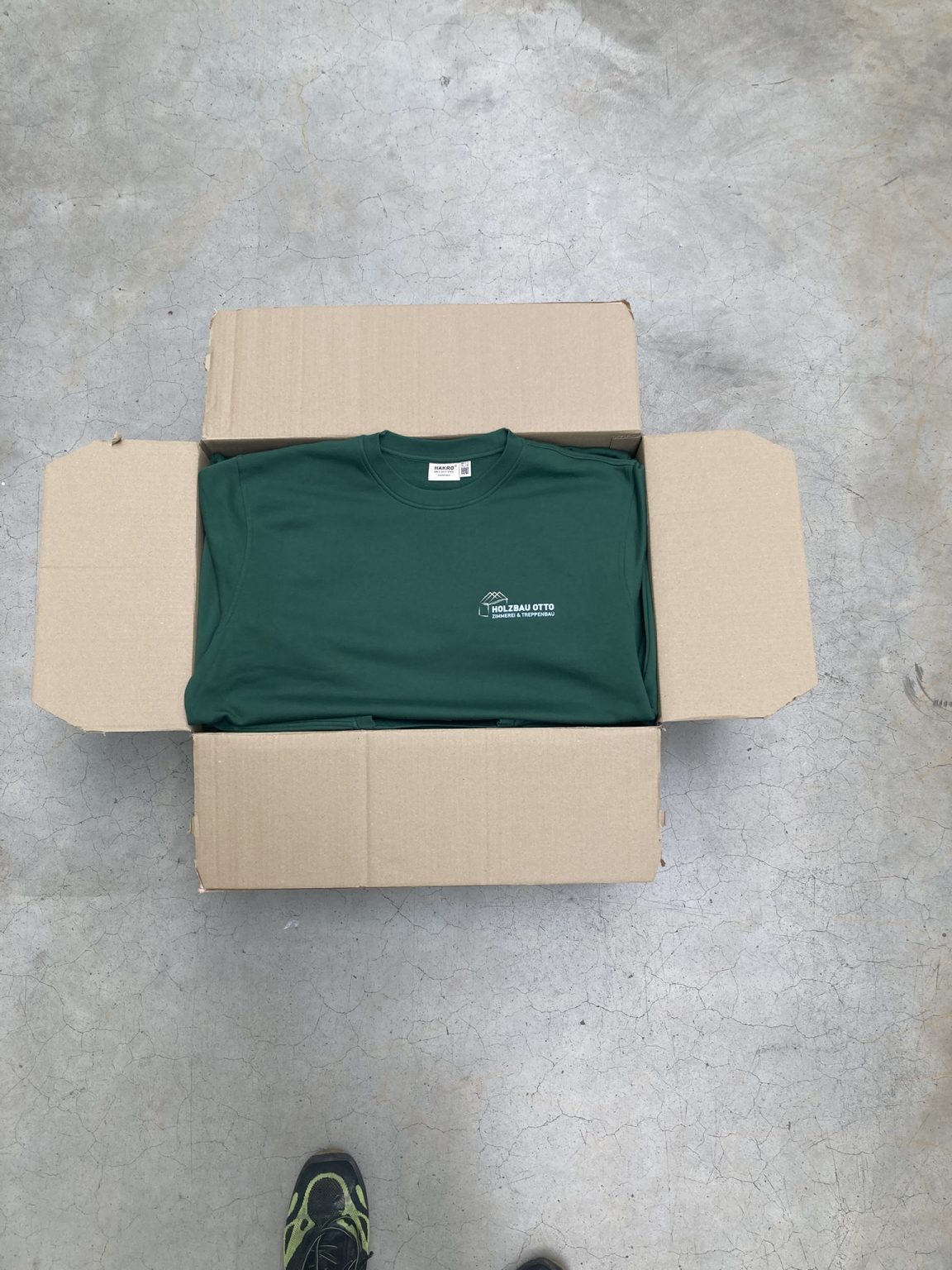 Versandfertige Holzbau Otto Shirts im Karton