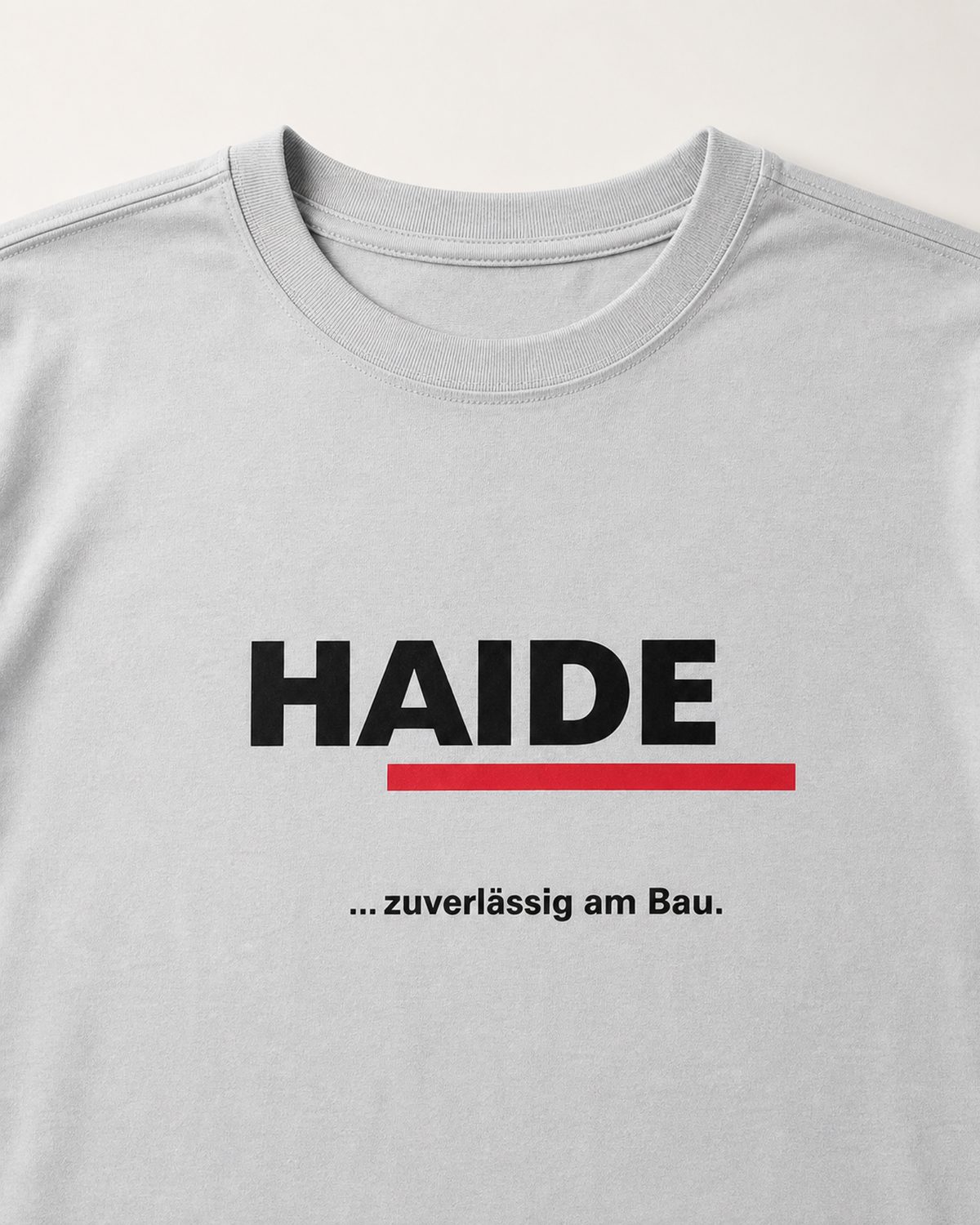 Graues Team-Shirt mit Haide-Logodruck auf der Brust