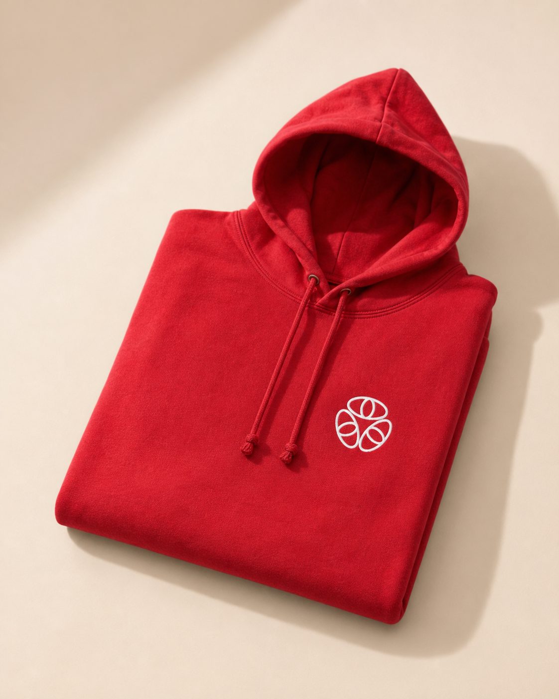 Roter Hoodie mit weiß gesticktem Logo auf der Brust