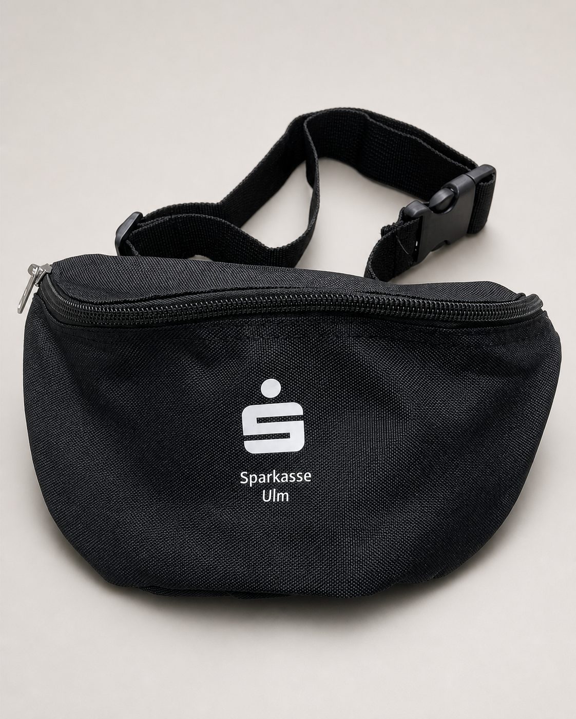Schwarze Bauchtasche mit Sparkasse-Ulm-Logodruck